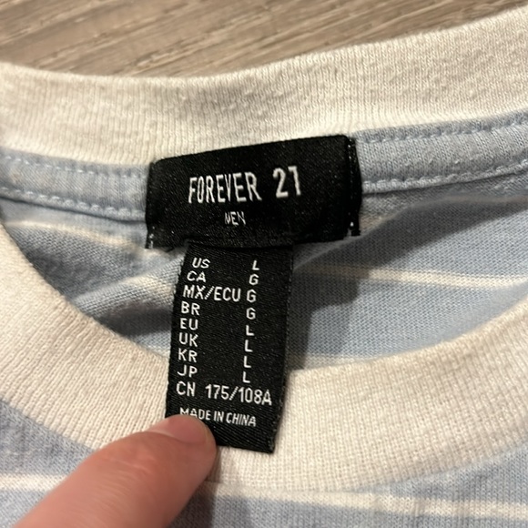 👕3/$15 👕 Forever 21 Men’s Distressed Striped T-Shirt - Picture 3 of 4
